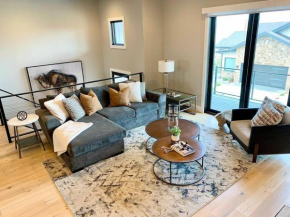 4bd luxury stay! Easy access to skiing.